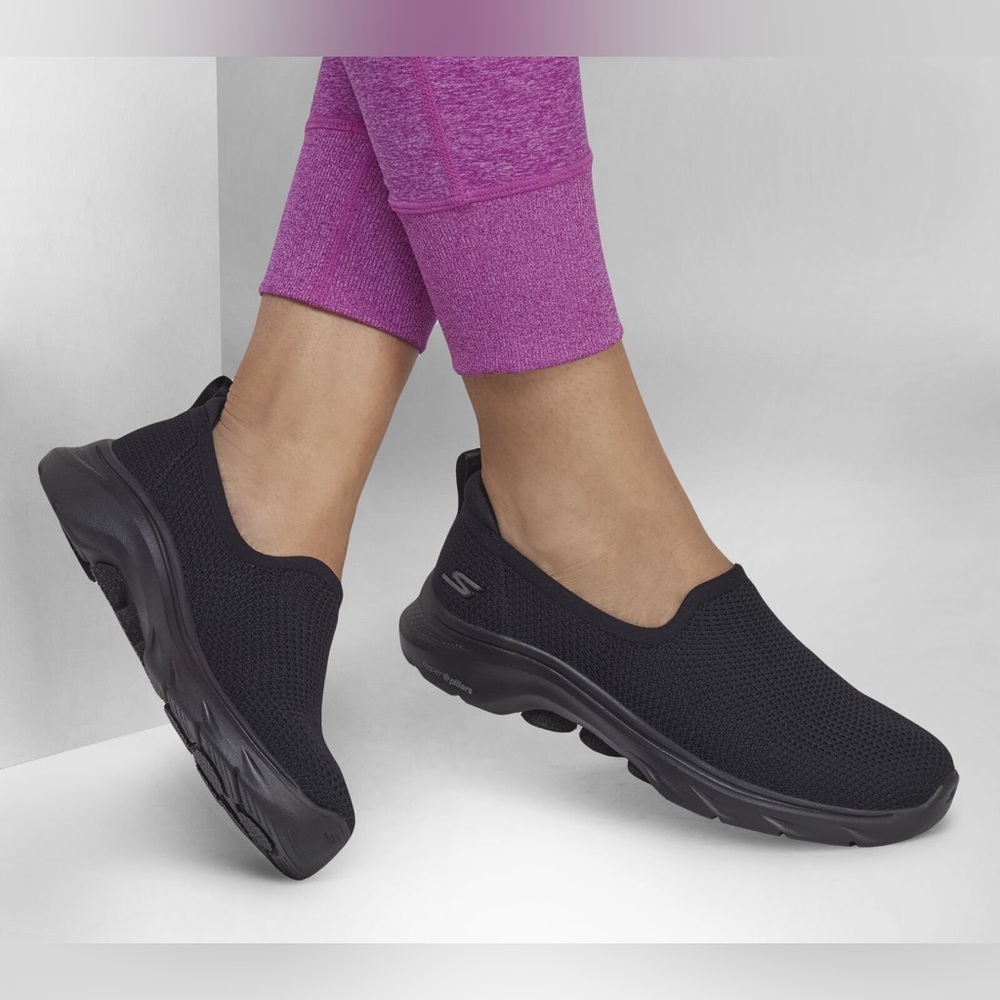 Skechers Go Walk Ivy 7 Black NEW in box. 10 Wide.